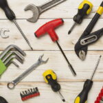 So sorgst du dafür, dass deine Renovierung lange hält Set of tools on wooden background, top view